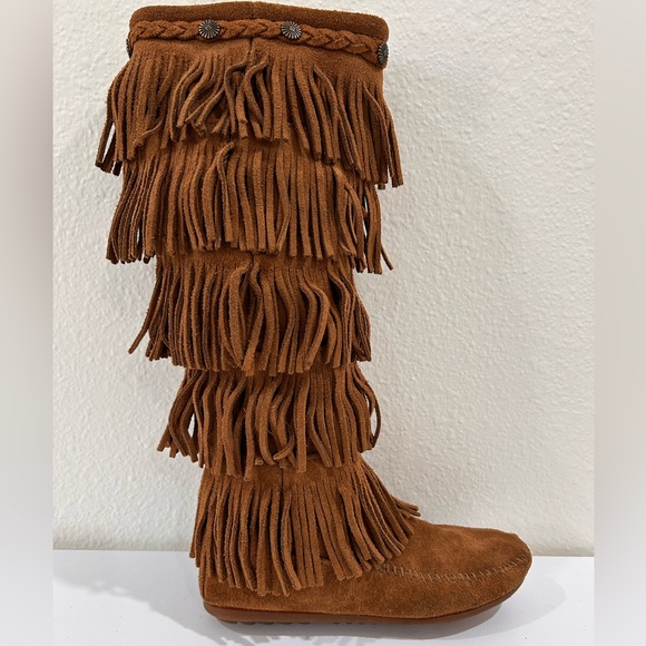 Minnetonka Brown 5 Layer Fringe Moccasin Boots, Size 5 - Picture 3 of 9
